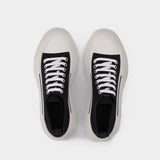 Tread Slick Sneakers - Alexander Mcqueen - Black/White - Canva