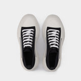 Tread Slick Sneakers - Alexander Mcqueen -  Black/White - Canva