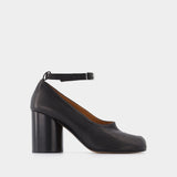 Court Shoe in Black Leather