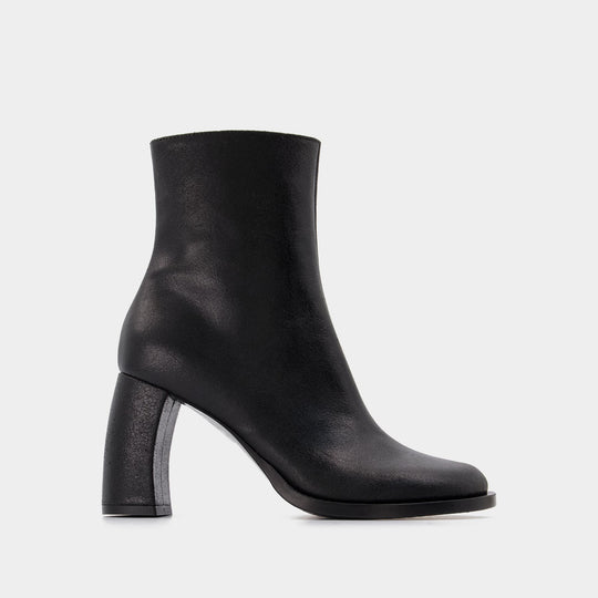 Lisa Ankle Boots in Black Leather
